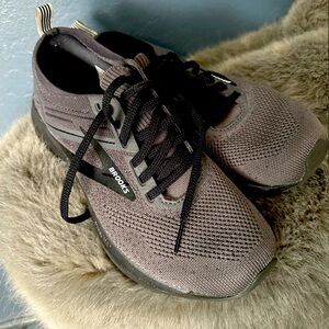 Women's Brooks.  Ricochet. Size 8